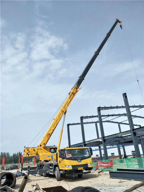 新吴区超高层建筑钢结构吊装案例